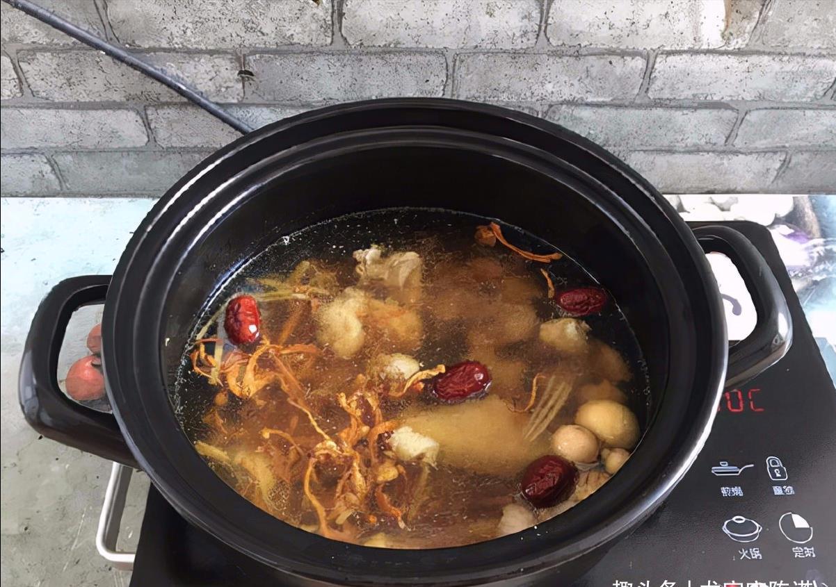 桂圆干|入秋宜温补,煮鸡汤加一点它,汤鲜味美补气血,女人多喝气色好