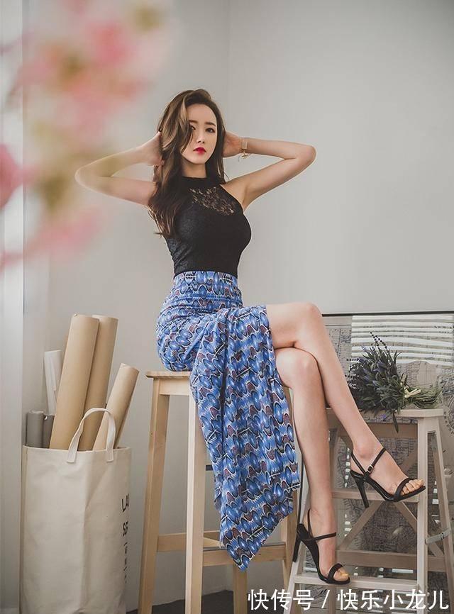 蕾丝|长发美女高开叉碎花长裙秀美腿,搭一双黑色高跟鞋让双腿更加修长