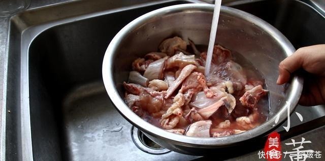 喜欢喝鸡汤的收藏了,这样做的鸡汤汤鲜味美,滋补养颜,值得收藏