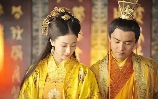 手提金缕鞋!李煜这首词,肉麻至极,相关的句子如春风般撩人且撩心!