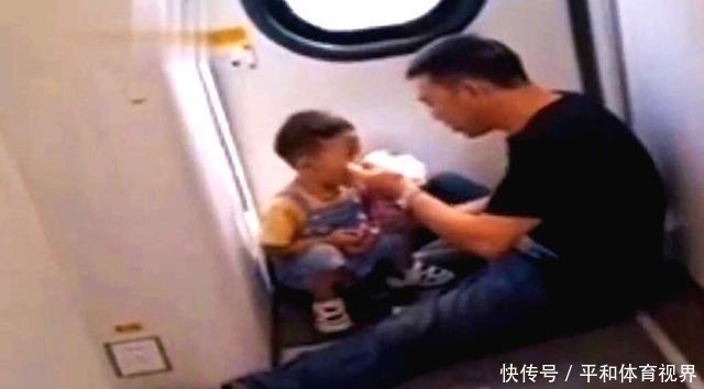 孩子|火车上3岁娃饿了,奶爸举动让人动容,网友:高级别炫富