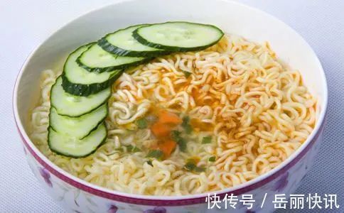 面饼|煮泡面“最忌”先放面饼,做出来又油又难以下咽,原来顺序搞错了