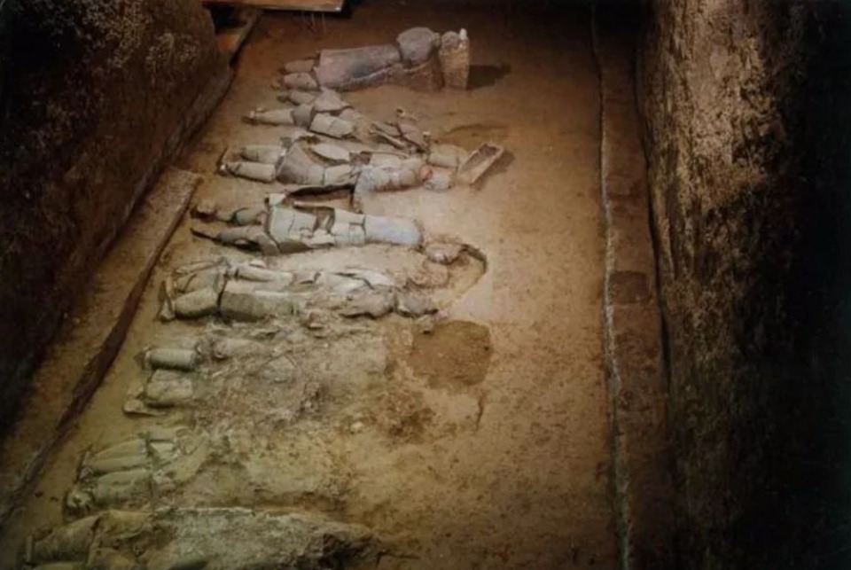 陶俑#兵马俑出土,发现俑身上悬着两件东西,揭开了它的身份之谜