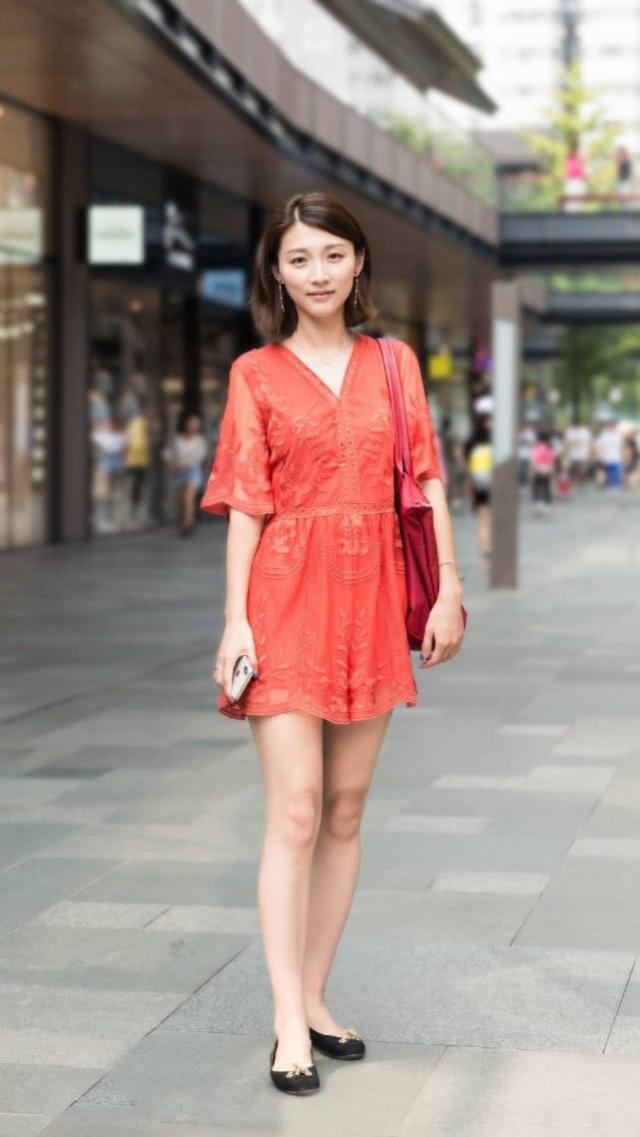 街拍:身材苗条的小姐姐,一条浅色的连衣裙,尽显女神气质