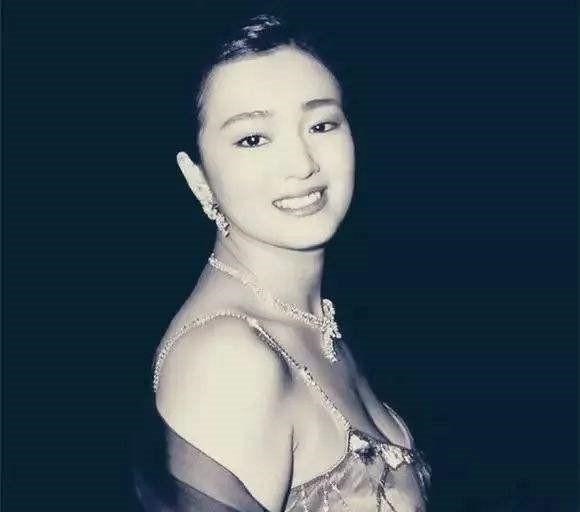 郎平!巩俐为“中国女排”题写寄语,字里行间充满英气,令书法家都汗颜