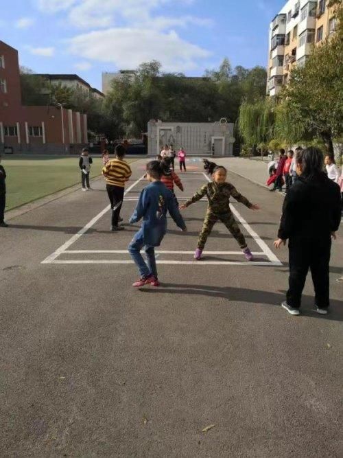 游戏|向工街小学：首创地面游戏课程建设”让孩子们回归本真