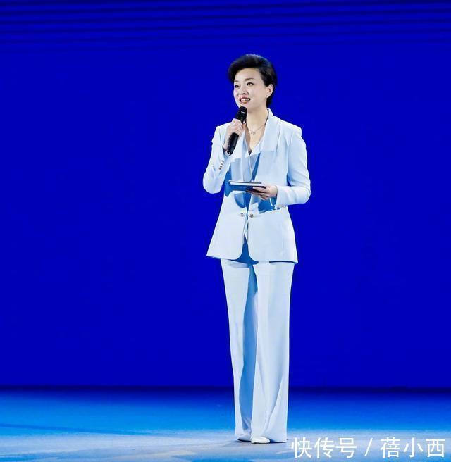 西装|杨澜穿衣从不“装嫩”，穿黑西装内搭白衬衫，骨子里透着高级感