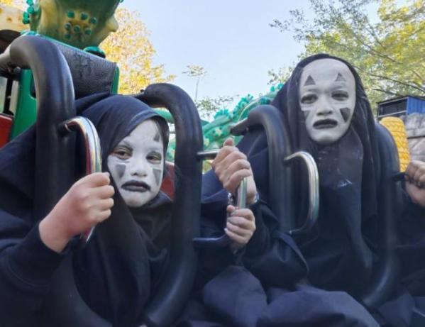 动作@老师让模仿“世界名画”,经典动作神还原,学生个个“演技炸裂”