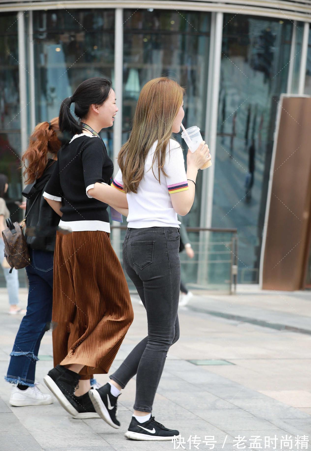 针织开衫|白色修身针织衫,搭配黑色牛仔裤,简单大气,彰显青春时尚感