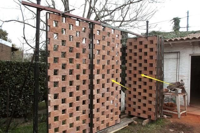 step|同样是砌红砖墙,国外不用水泥,细钢管串成一块模板,省一半工期