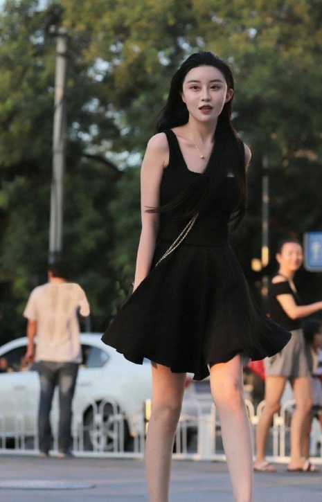 好看|腿笔直的小姐姐穿裙子就是好看