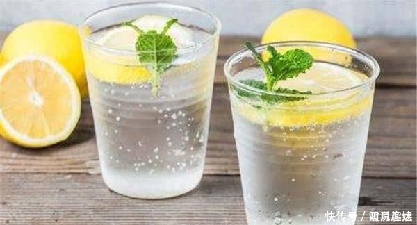 先端|为什么吃牛排时,服务员会先端来柠檬水别傻傻喝掉,容易闹笑话