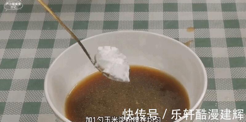 好吃|家庭版炒白菜，做法简单，加上一点肉更好吃