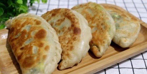 韭菜盒子这么做,薄皮大馅,简单一个步骤韭菜不出水,越吃越香