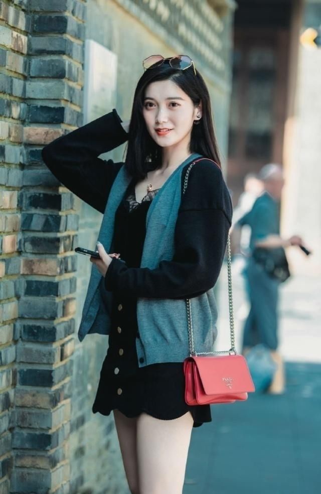 路人街拍,小姐姐气质温婉又恬静,穿一件纽扣露脐小背心,真迷人