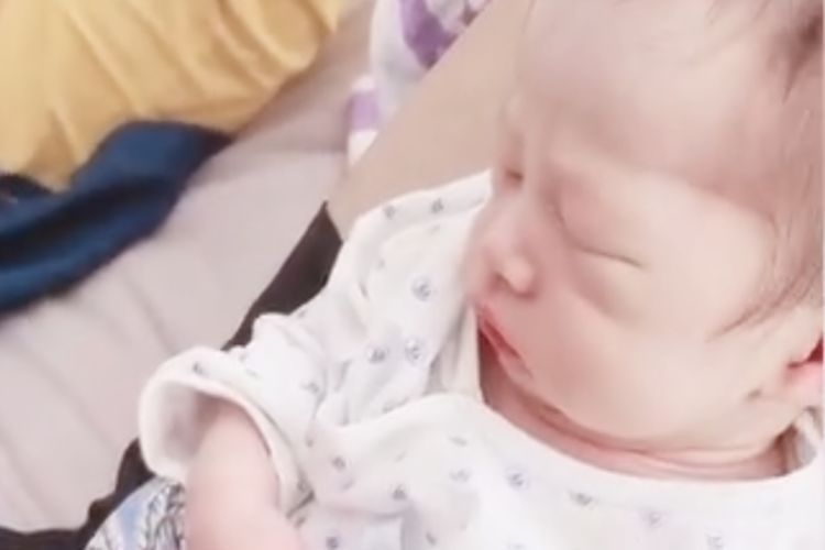 大一|大一新生放暑假回家,发现爸妈趁自己不在,生了个小18岁的二胎