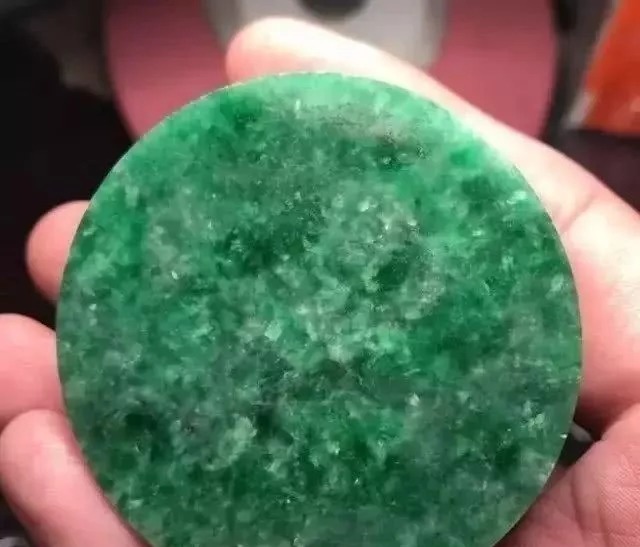 翡翠&差点没人要的手镯芯,摇身一变满绿翡翠挂件,出价50000都不卖!