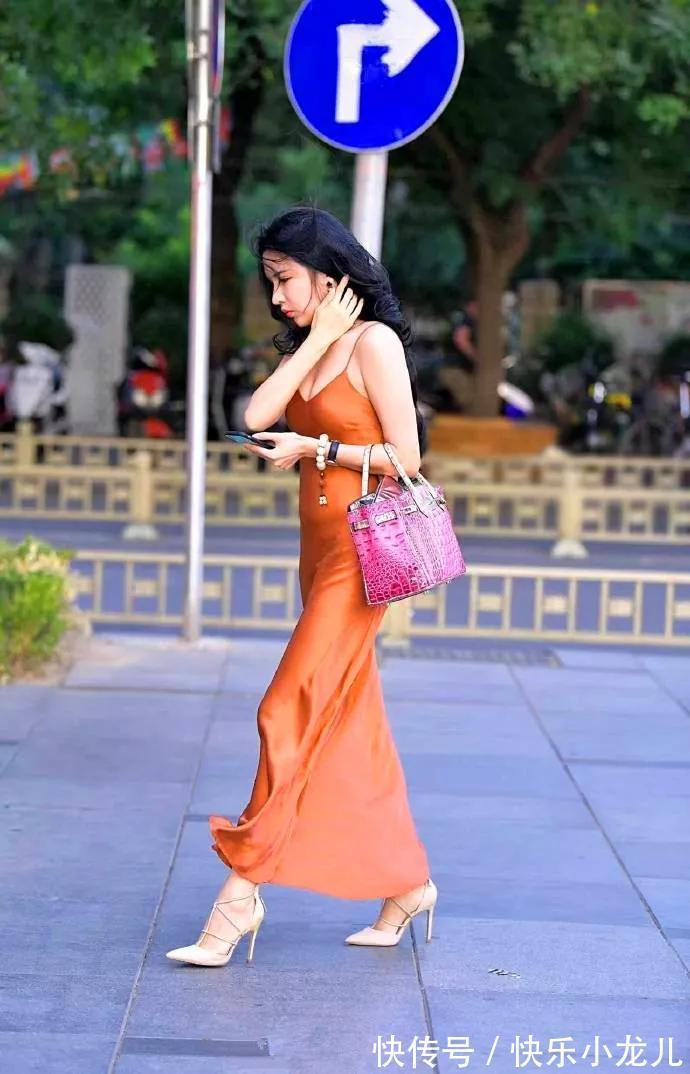 高跟鞋 雪纺面料的吊带连衣裙,带点荷叶边设计,丰富感大大的提升