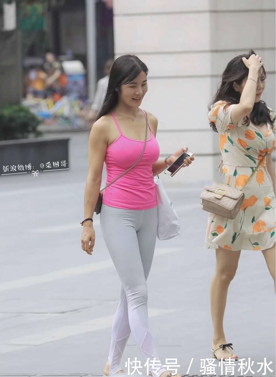 紧身裤|路人街拍,吊带配紧身裤穿在小妹身上,时尚气质