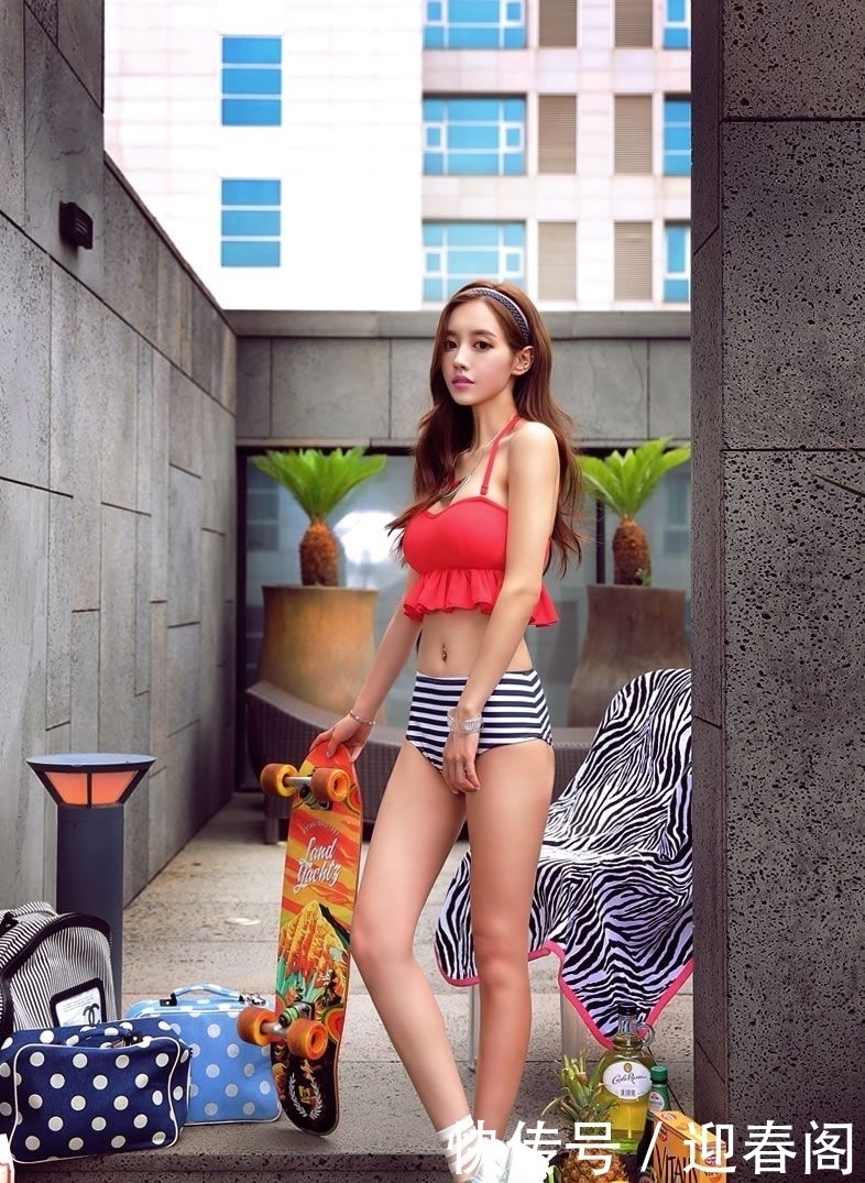 姑娘趁芳华正茂，漂亮泳衣穿起来，美美身材秀出来