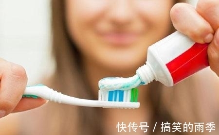 研究者|冷知识: 牙刷真的比马桶水还脏吗?