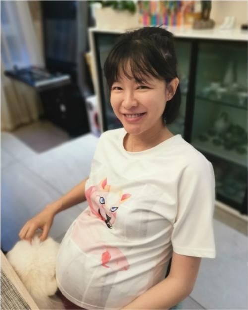 灯泡|李艾自曝产后脾气变好,晒母子拥抱超有爱,灯泡趴在妈妈肩膀萌翻