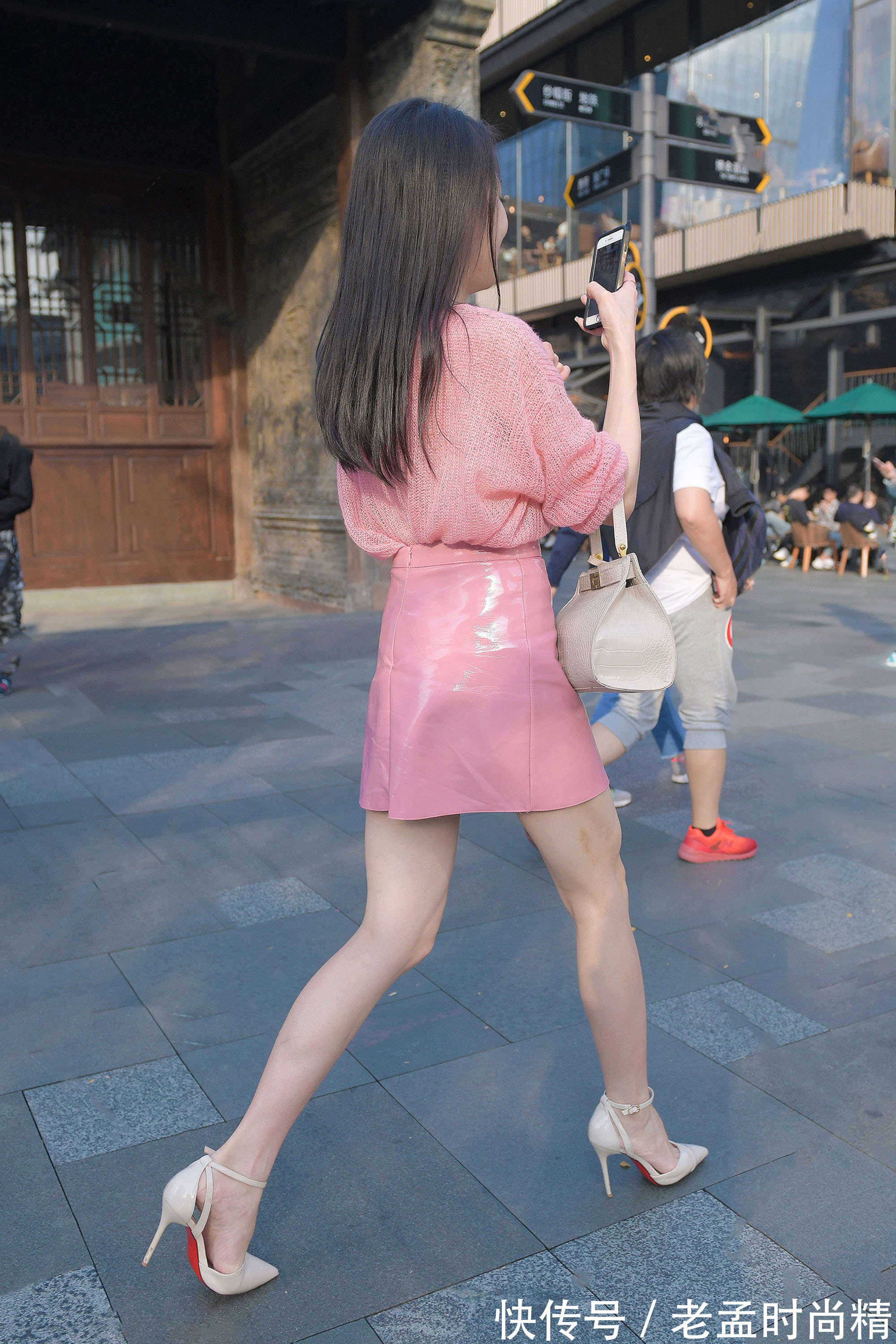 粉色 街拍美女:秋季粉色的亮皮裙,穿出了减龄优雅的美,时髦百搭又洋气好看