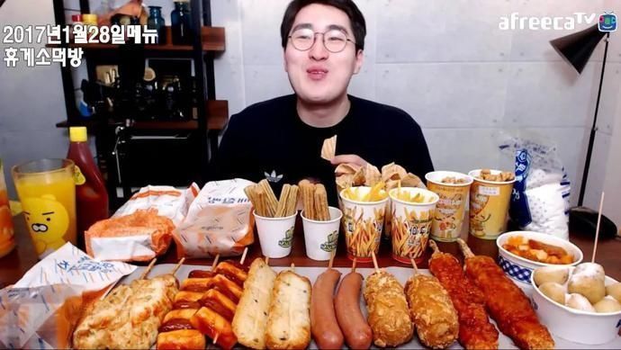 如今的吃播,已经进化到没有食物也能吃了