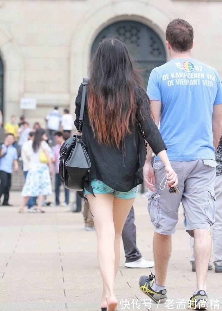 短裤|街拍天蓝色短裤美女和她的老外男友