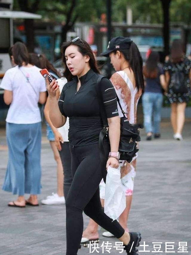 街拍：打底裤小姐姐的搭配轻松随意，展现洒脱气质