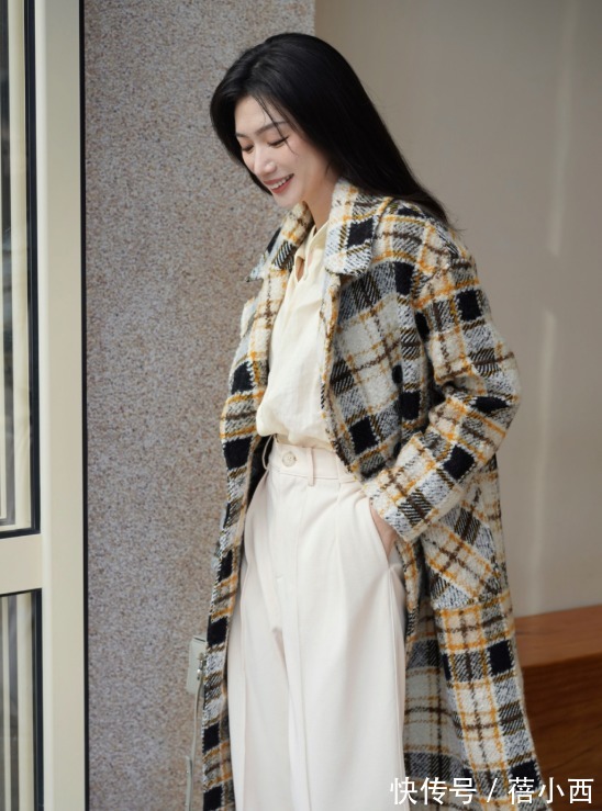 小白裤 “大衣+小白裤”=2022最火搭配,高级时髦有气质,关键是不烂大街