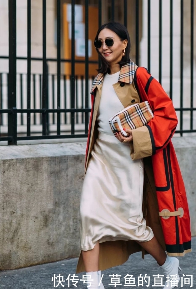 风衣下面不一定穿裤子，今年流行这样穿，显高又时髦，拯救小个子