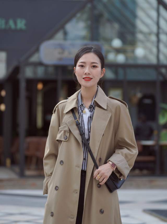 风衣|秋季,奔四奔四的女人怎么穿风衣?搭配衬衫和牛仔裤,减龄又洋气
