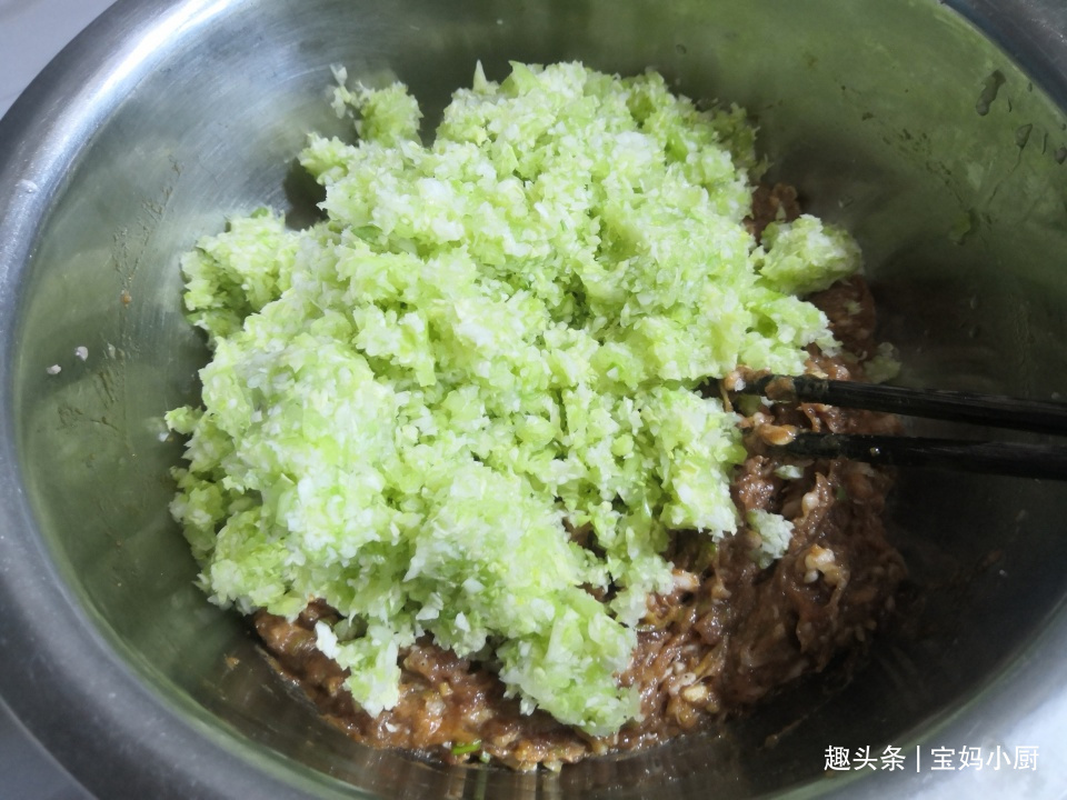 猪肉馅|最适合蒸包子的两种菜,夏季吃,维生素丰富营养多,咬一口老香了