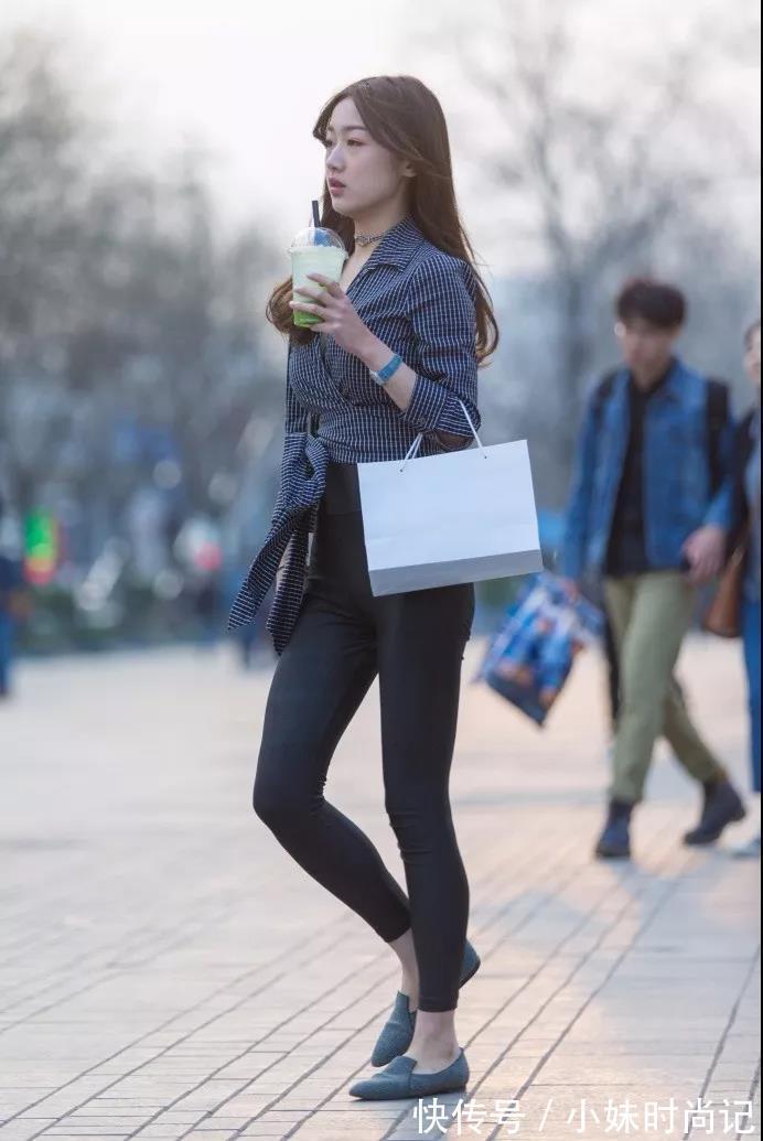 浑身上 街拍: 格子衬衫搭紧身黑皮裤的性感少女, 浑身上下显的很精致!