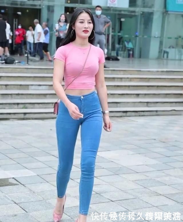 白皙 红高腰圆领T恤,与修身长裤搭配,展现出青春靓丽风采