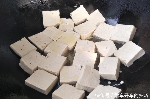 1块豆腐，2个青椒，简单烹饪，出锅豆腐软糯入味，天越冷越爱吃！