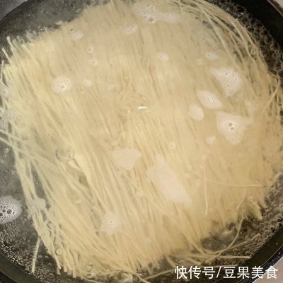 做法|这是夏天必须要吃的鸡丝凉面最正宗的做法，好吃到爆