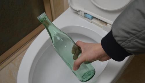 卫生间|卫生间放一个白醋玻璃瓶真厉害,一年省下不少钱,全家人都夸好