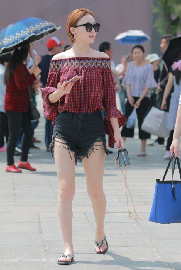 肤白貌美|街拍:气质干净利索短发美女,肤白貌美