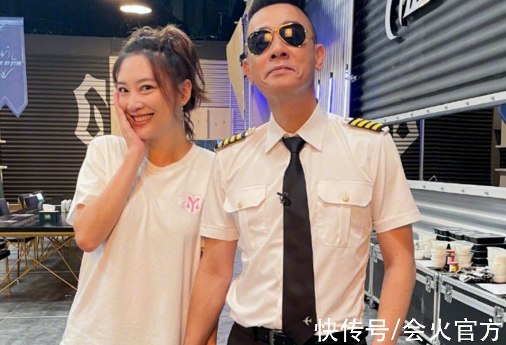 應采兒曬照秀恩愛，陳小春穿機長制服，兩人手牽手當眾親吻超恩愛