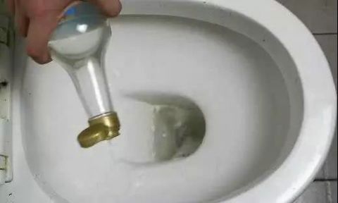 马桶用久“黄渍”多保洁阿姨教你“4步”，马桶干净无异味！