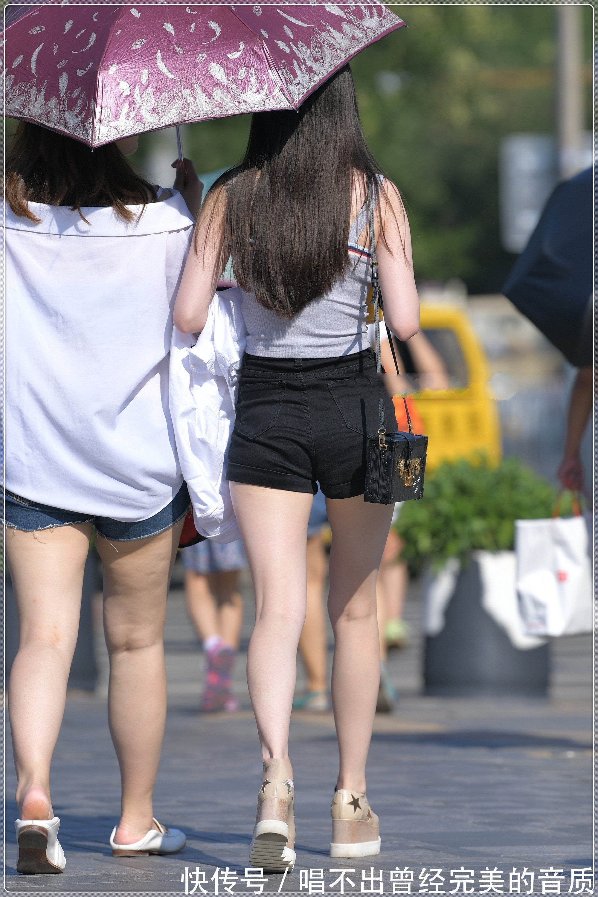 吊带 灰色针织吊带搭配黑色修身短裤，简单时尚，尽显甜美少女感