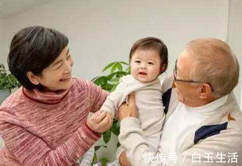 老人们|爷爷在客厅“偷吃”零食,被刚满周岁的宝宝盯上了,画面太暖心