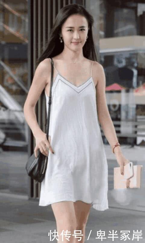 搭配|街拍图4小姐姐穿紧身超短裤,香槟色抹胸性感,天生美人胚子