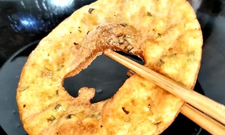 天冷,早餐别再吃油条了,换种吃法,不醒面不揉面,咸香又酥脆