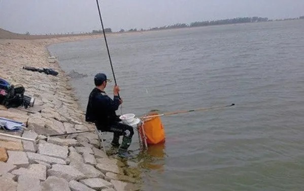 晚秋钓鱼,这“调钓秘诀”才最关键,现在用它准没错