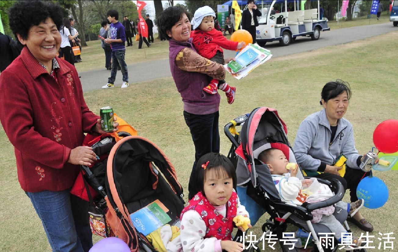 高龄|46岁妈妈偶遇46岁奶奶，明明是同一年龄，差距不是一星半点