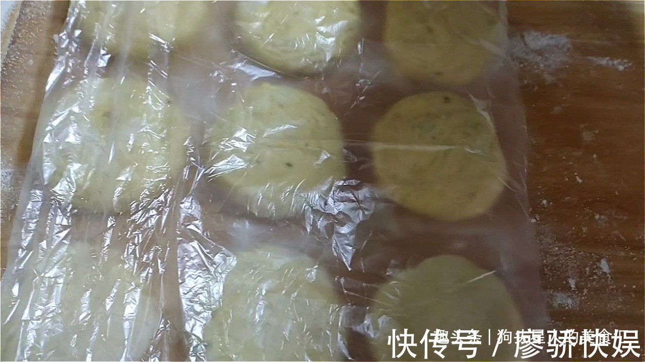 油酥|玉米面油酥饼做法,加多一种材料,口感丰富,吃着蓬松柔软,真香