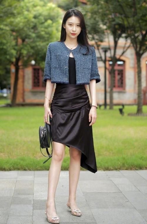 时尚街拍：黑色半身鱼尾裙搭小香风外套，气质感十足
